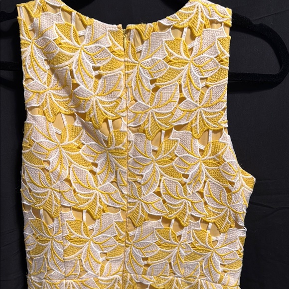 Maggy London Yellow Lace Floral sheath Dress – Size 10 – Excellent Condition - Picture 5 of 7